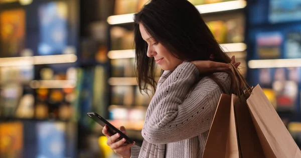 Boční Pohled Tisícileté Žena Textovou Zprávu Mobil Usmívá — Stock fotografie