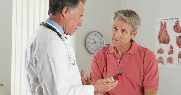 Medico Senior Che Spiega Cuore Paziente Anziano — Foto Stock