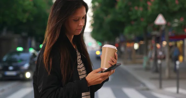 Duizendjarige Vrouw Met Haar Koffie Texting Met Mobiele Telefoon Terwijl — Stockfoto