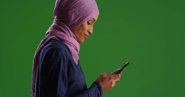 Profil Ung Svart Kvinna Som Bär Hijab Sms Mobiltelefon Grön — Stockfoto