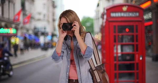 Szczęśliwa Kobieta Turystycznych Biorąc Zdjęcie London Street Budki Telefonicznej — Zdjęcie stockowe