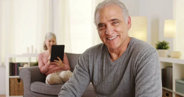 Hombre Mayor Guapo Sonriendo Cámara — Foto de Stock