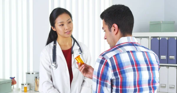 Médico Chinês Prescrevendo Medicação Para Paciente — Fotografia de Stock