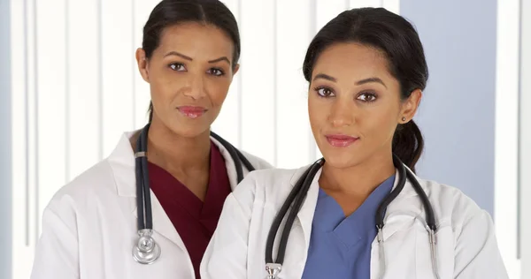 Hispanic African American Female Doctors Hospital — Stock Photo, Image