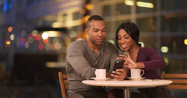 Feliz Casal Preto Usando Telefone Inteligente Café Noite — Fotografia de Stock