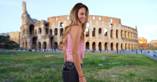 快乐的无忧无虑的女人听音乐和跳舞在罗马 — 图库照片
