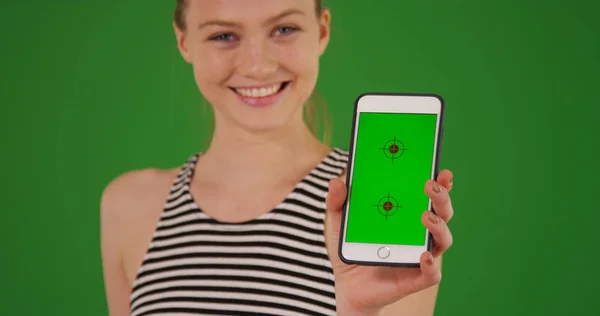 Porträtt Glad Tusenåriga Flicka Håller Smartphone Grön Skärm — Stockfoto