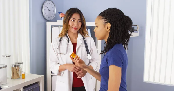 Médico Japonês Explicando Nova Prescrição Para Paciente Preto — Fotografia de Stock