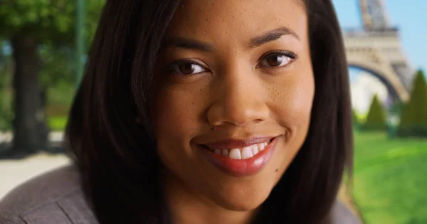 Close Retrato Uma Mulher Negra Sorridente Alegre Paris — Fotografia de Stock