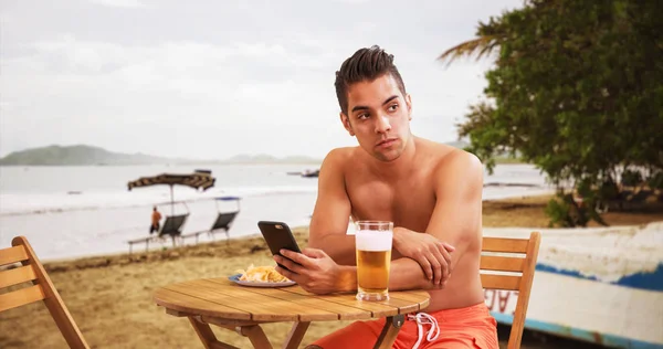 Milenar Hispânico Homem Férias Tropicais Beber Cerveja Comer Praia — Fotografia de Stock