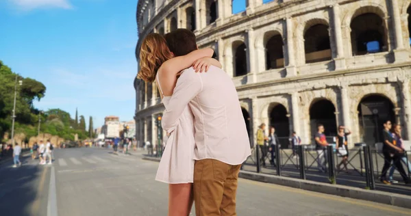 Pareja Joven Casada Fuera Del Coliseo Roma Abrazándose — Foto de Stock