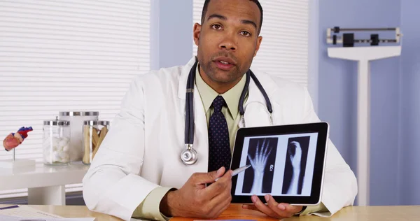 Черный Доктор Просматривает Рентген Пациента — стоковое фото