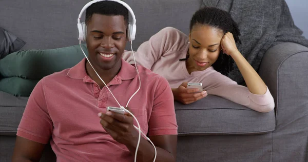 Jovem Casal Negro Ouvir Música Tirar Fotos Com Telefones Inteligentes — Fotografia de Stock
