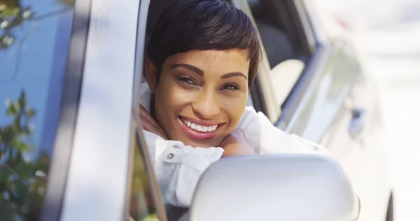 Mulher Africana Sorrindo Olhando Para Fora Janela Carro — Fotografia de Stock