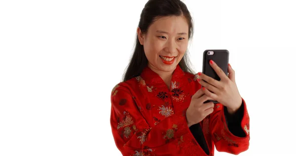 Närbild Tusenåriga Kvinnliga Kinesiska Tar Selfie Isolerad Vit Bakgrund — Stockfoto