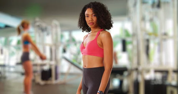 性感适合黑色女孩在运动服摆姿势相机内在健身房 — 图库照片