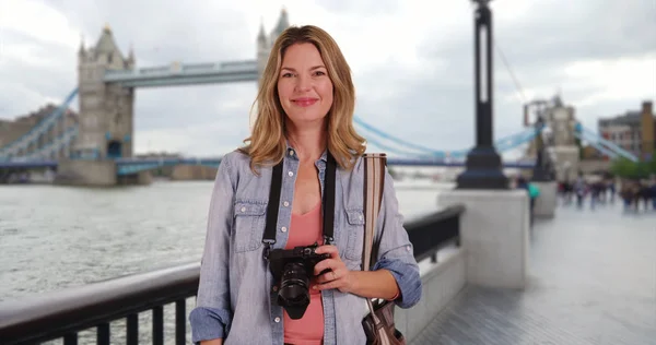 Fotógrafo Viagem Frente Tower Bridge Londres Reino Unido — Fotografia de Stock