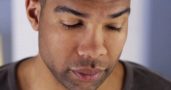 Homem Negro Com Olhos Fechados — Fotografia de Stock