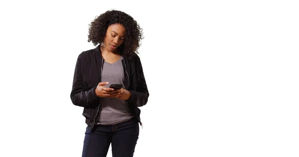 Elegante Chica Africana Moderna Sus Años Utilizando Teléfono Sobre Fondo — Foto de Stock