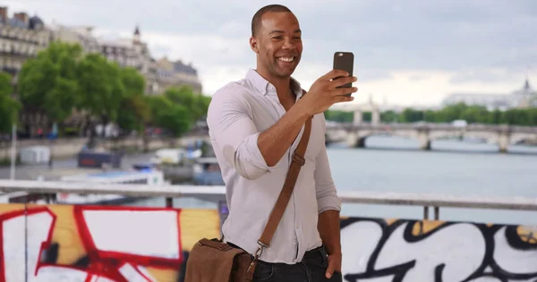 Modern Fekete Ember Utazik Párizs Franciaország Használ Smartphone Kívül — Stock Fotó