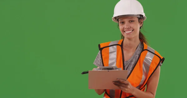 Kvinnliga Byggarbetare Som Poserar Med Urklipp Grön Skärm — Stockfoto