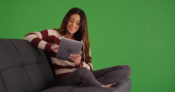 Spaanse Vrouw Zittend Bank Luisteren Naar Muziek Tablet Groen Scherm — Stockfoto