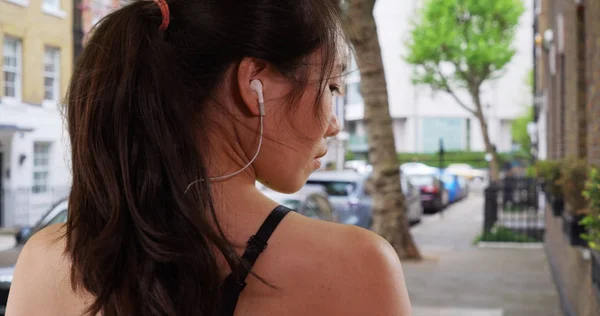 Junge Asiatische Sportlerin Ruht Und Lauscht Mit Ohrhörern Freien London — Stockfoto