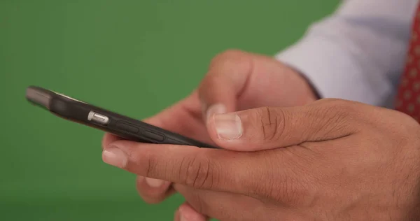 Закрыть Мужские Руки Смс Смартфоне Зеленом Экране — стоковое фото