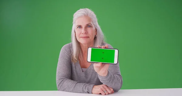 Sério Maduro Branco Senhora Mostrando Celular Para Câmera Greenscreen — Fotografia de Stock