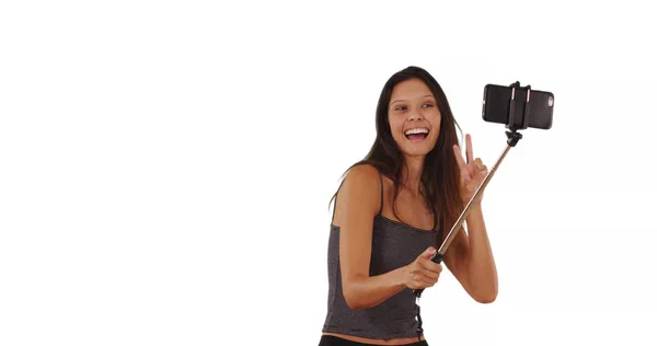 Şirin Esmer Gezgin Kız Studio Kopya Alanı Ile Selfie Stick — Stok fotoğraf