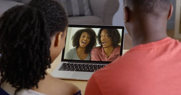 ラップトップのビデオ チャット家族に話しているアフリカ系アメリカ人のカップル — ストック写真