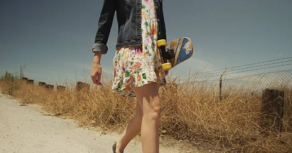 スケート ボードで歩くかわいい若い白人の女の子 — ストック写真
