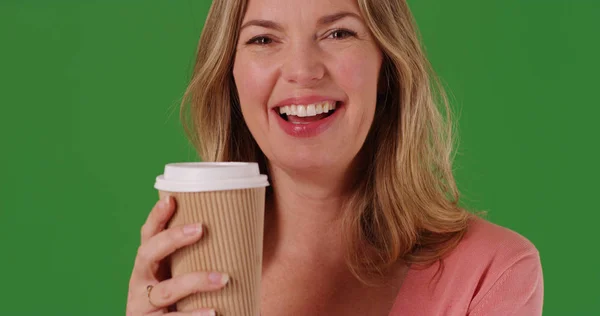 Zbliżenie Kobietę Kawa Lub Herbata Uśmiecha Się Kamery Zielony Piargi — Zdjęcie stockowe