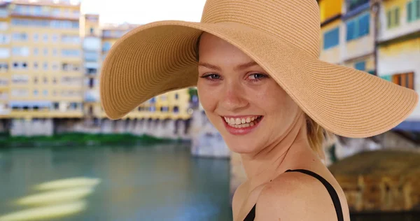 Schöne Kaukasische Mädchen Der Brücke Ponte Vecchio Trägt Sonnenhut — Stockfoto