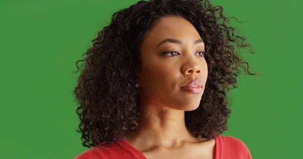 Attraente Ragazza Afroamericana Guardando Fuori Schermo Pensieroso Sullo Schermo Verde — Foto Stock