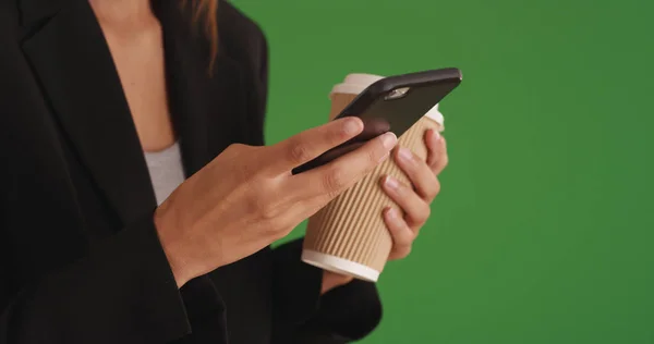 Närbild Affärskvinnas Händer Använder Telefon Som Innehav Kaffe Grön Skärm — Stockfoto