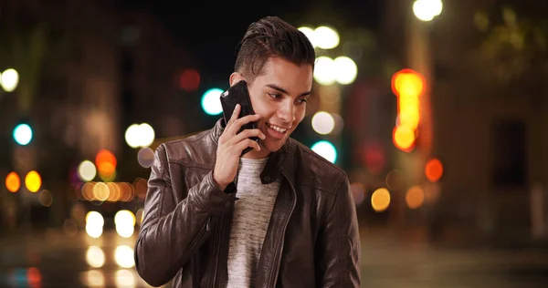 Módní Tisícileté Latino Muž Mluví Smartphone Městské Ulici Noci — Stock fotografie