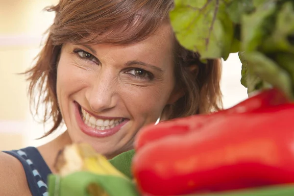 Close Retrato Jovem Sorrindo Com Legumes — Fotografia de Stock