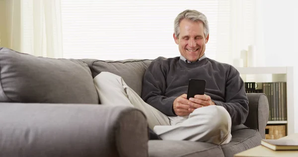 Glücklicher Weißer Mann Mittleren Alters Der Auf Einem Handy Sms — Stockfoto