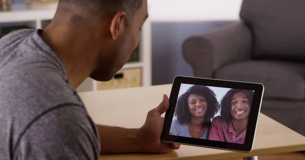 Preto Amigos Vídeo Conversando Tablet — Fotografia de Stock