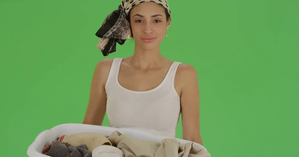 Latina Yeşil Ekranda Bir Çamaşır Sepeti Tutan Portre Için Poz — Stok fotoğraf