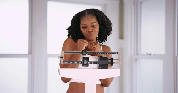 Aantrekkelijke Lachende Zwarte Vrouw Cheers Bij Verlies Van Het Gewicht — Stockfoto