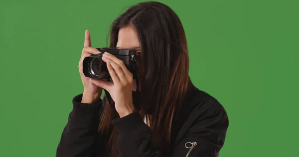 Vrouwelijke Fotograaf Nemen Foto Met Dslr Camera Groen Scherm — Stockfoto