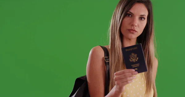 Πορτρέτο Του Ταξιδιώτη Χιλιετή Γυναίκα Δείχνει Διαβατήριό Μας Greenscreen — Φωτογραφία Αρχείου