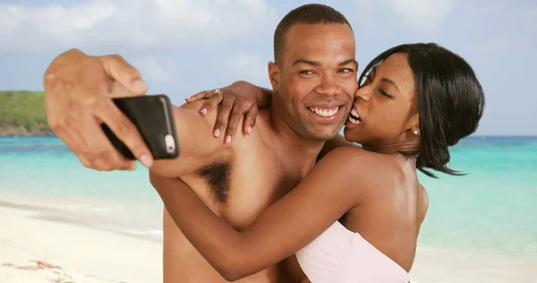 Pareja Comprometida Luna Miel Tomando Selfies Playa Del Caribe — Foto de Stock