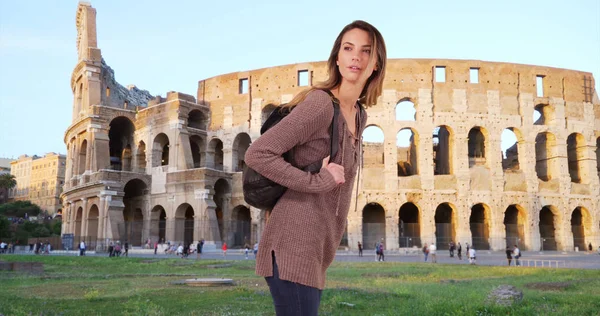 愉快的有吸引力的高加索妇女在罗马的观光 — 图库照片