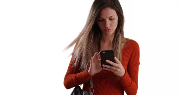 Junge Frau Benutzt Handy Text Auf Festem Weißem Hintergrund Senden — Stockfoto