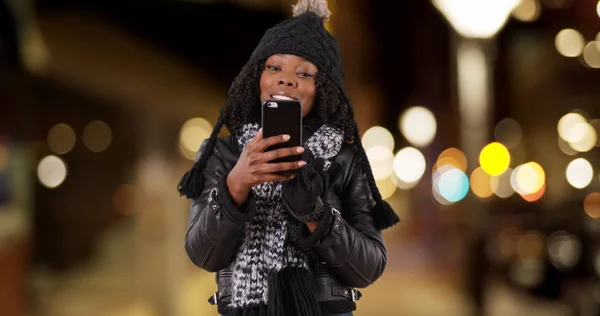Söt Svart Kvinna Urban Miljö Prata Med Kameran Tar Selfie — Stockfoto