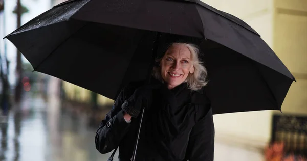 Felice Donna Anziana Piedi Fuori Sul Marciapiede Giorno Pioggia Con — Foto Stock