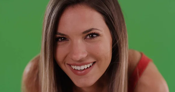 Primer Plano Mujer Feliz Bastante Milenaria Sonriendo Cámara Pantalla Verde —  Fotos de Stock